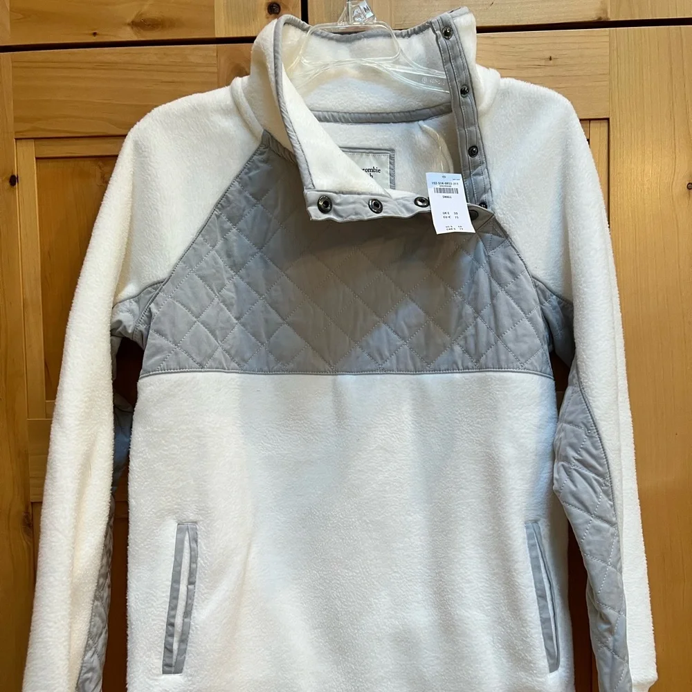 Abercrombie Womens 1/4 snap Fleece Small NWT - Picture 1 of 4